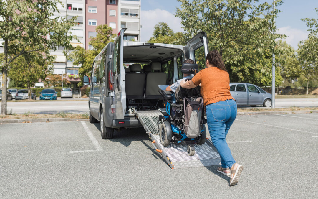 Fahrzeug eines Pflegedientes mit Rollstuhlrampe